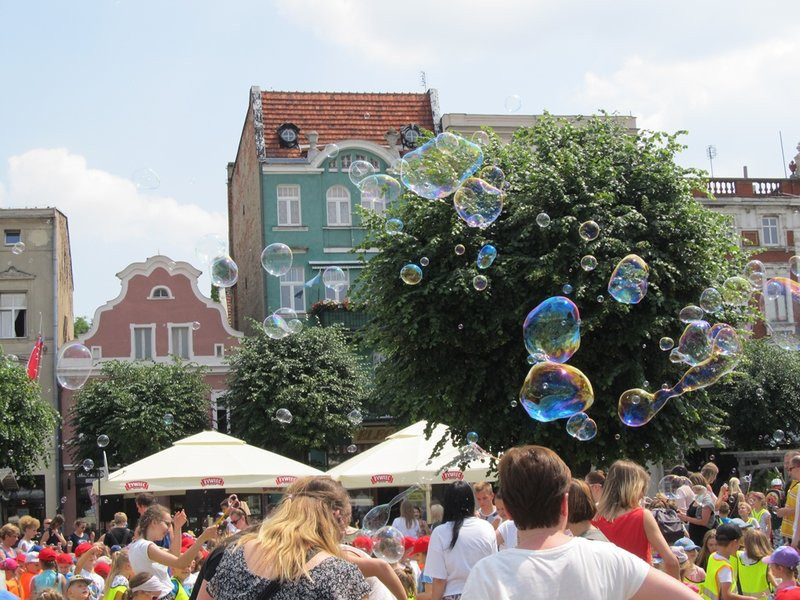 Bańkowe szaleństwo wokół ratusza (zdjęcia)