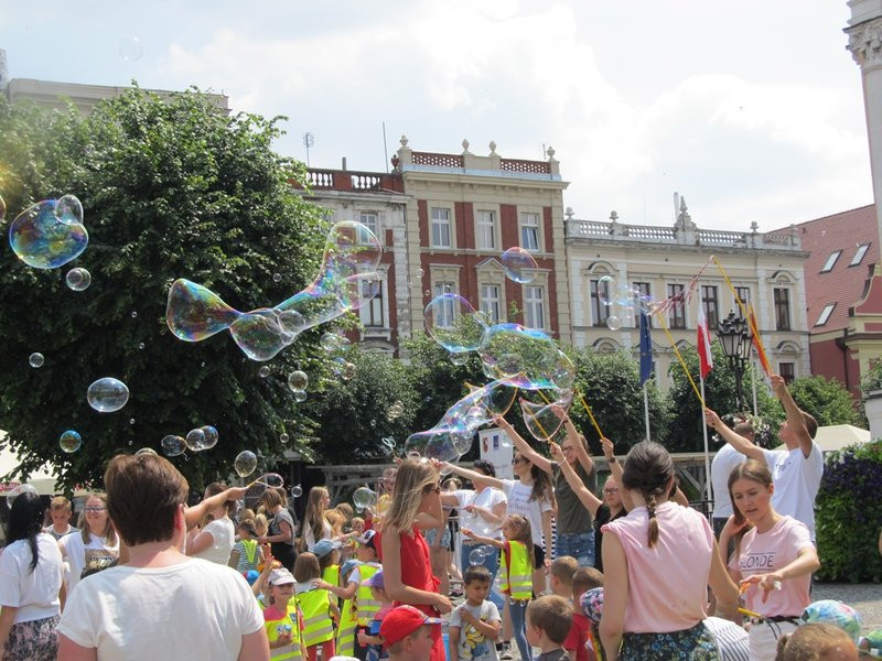 Bańkowe szaleństwo wokół ratusza (zdjęcia)