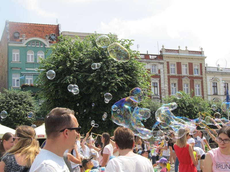 Bańkowe szaleństwo wokół ratusza (zdjęcia)