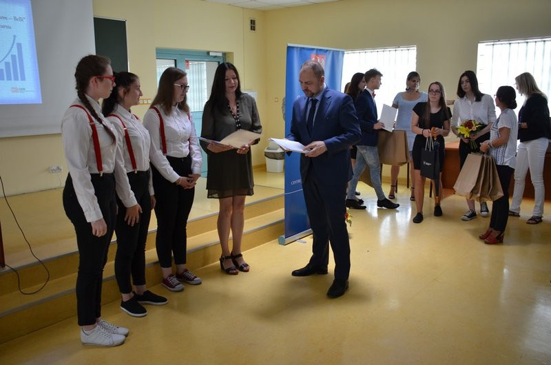 Młodzież tworzy biznesplany (kilka zdjęć)