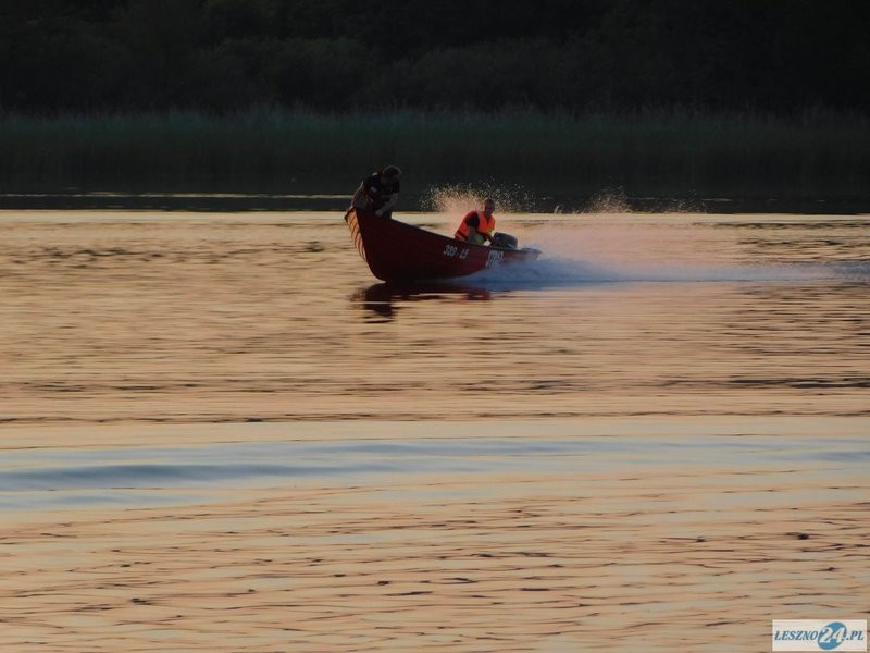 Przewrócona żaglówka i ... (zdjęcia)