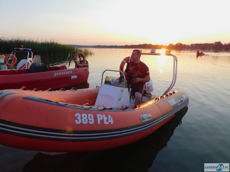 Przewrócona żaglówka i ... (zdjęcia)