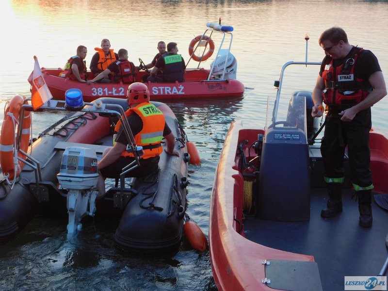 Przewrócona żaglówka i ... (zdjęcia)