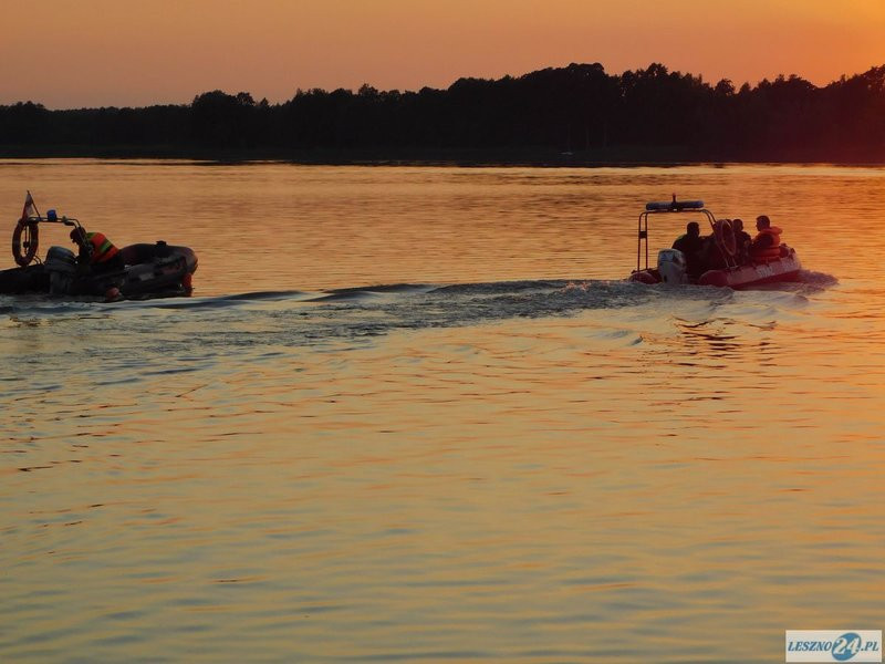 Przewrócona żaglówka i ... (zdjęcia)