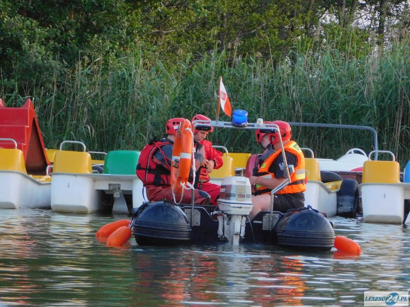 Przewrócona żaglówka i ... (zdjęcia)