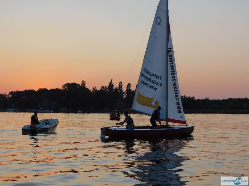 Przewrócona żaglówka i ... (zdjęcia)