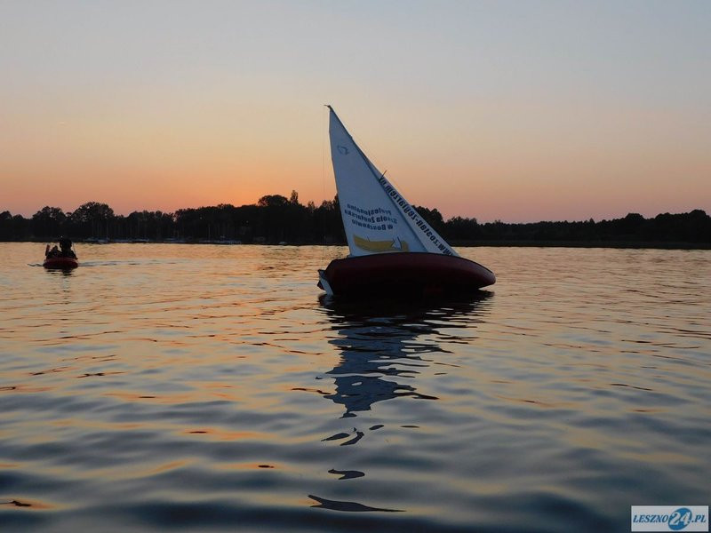 Przewrócona żaglówka i ... (zdjęcia)
