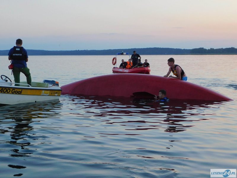 Przewrócona żaglówka i ... (zdjęcia)
