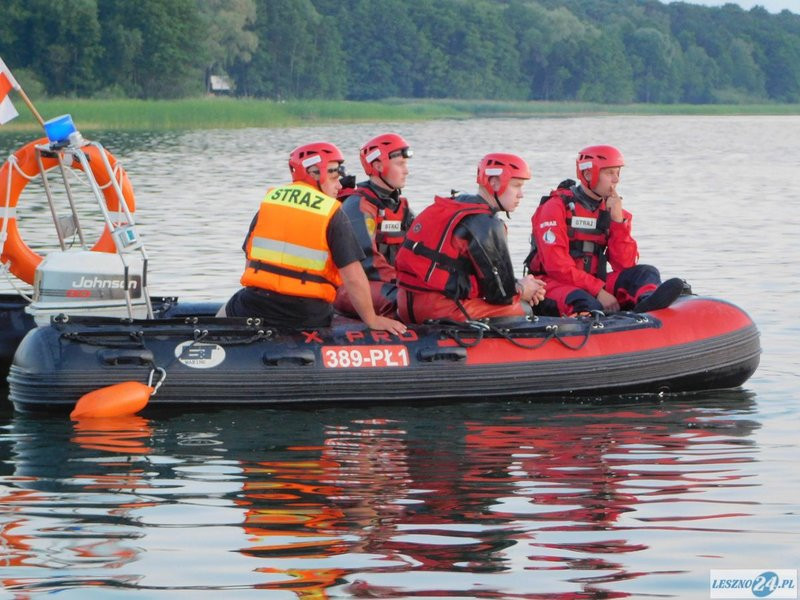 Przewrócona żaglówka i ... (zdjęcia)