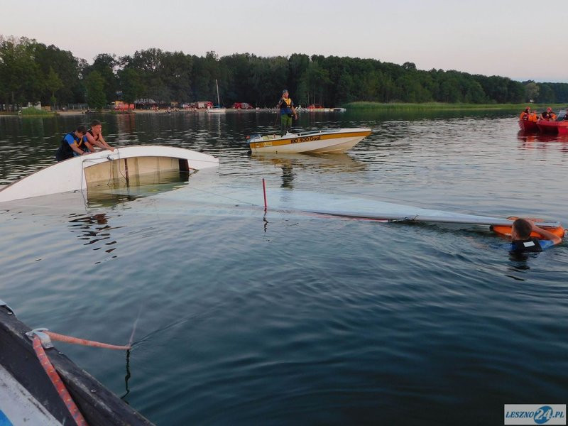 Przewrócona żaglówka i ... (zdjęcia)