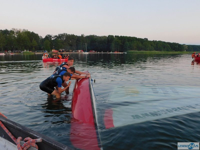 Przewrócona żaglówka i ... (zdjęcia)