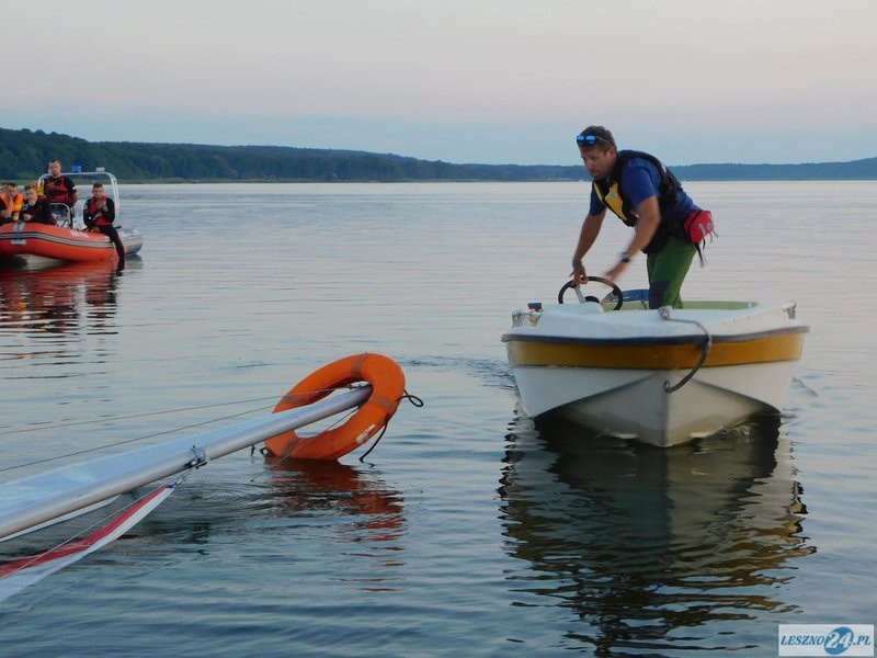 Przewrócona żaglówka i ... (zdjęcia)