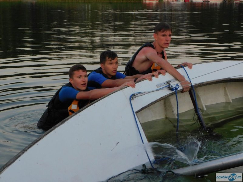 Przewrócona żaglówka i ... (zdjęcia)