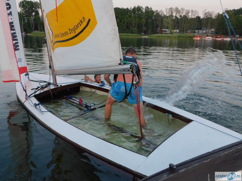 Przewrócona żaglówka i ... (zdjęcia)