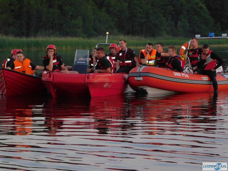 Przewrócona żaglówka i ... (zdjęcia)