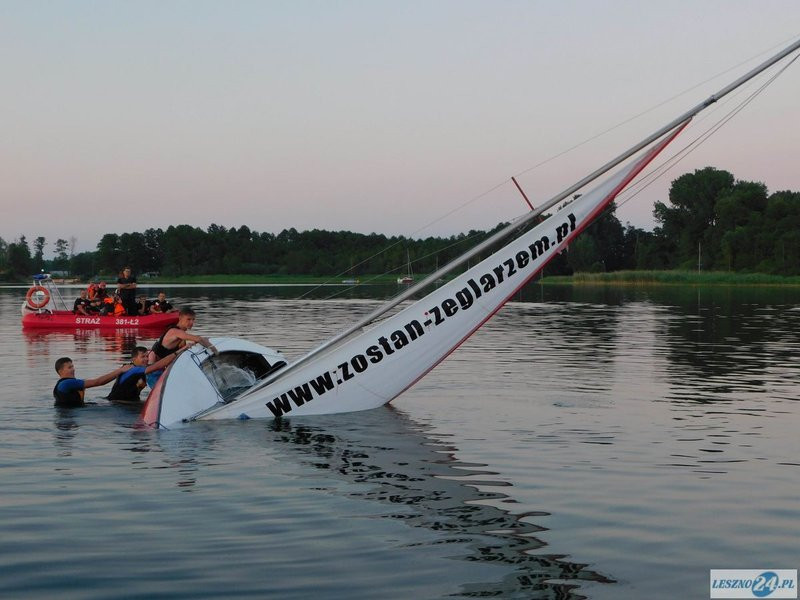 Przewrócona żaglówka i ... (zdjęcia)
