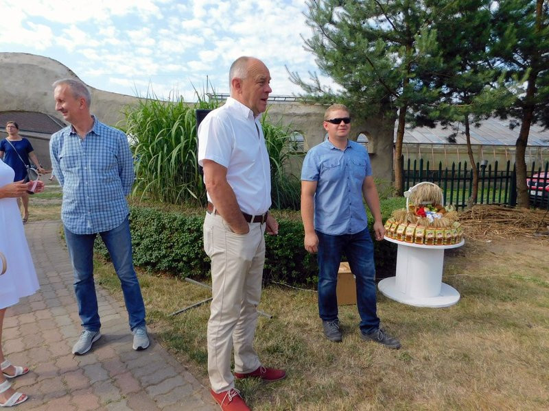 Pyszny miód z miejskiej pasieki (kilka zdjęć)