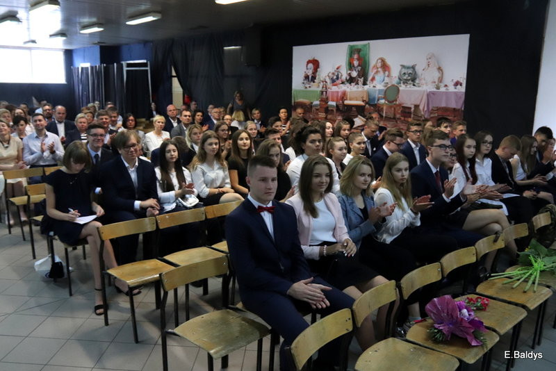Pożegnali się z gimnazjum (zdjęcia)