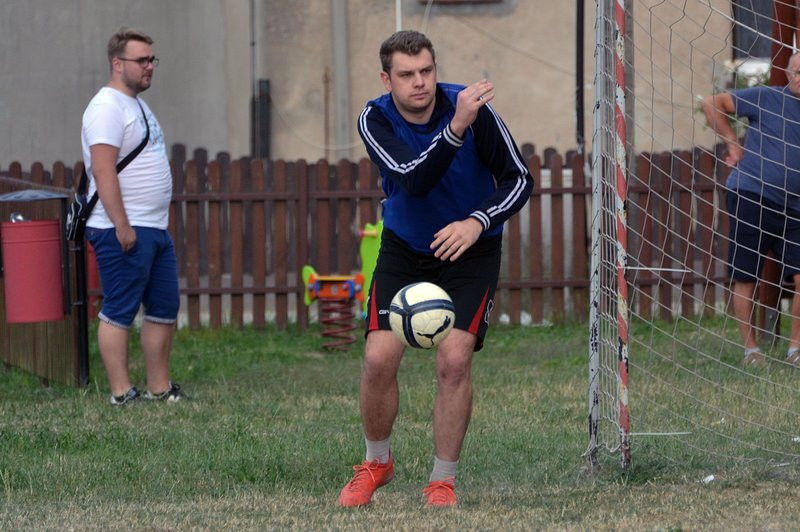 Kawalerowie pokonali żonatych (zdjęcia)