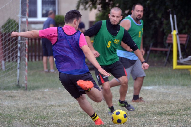 Kawalerowie pokonali żonatych (zdjęcia)