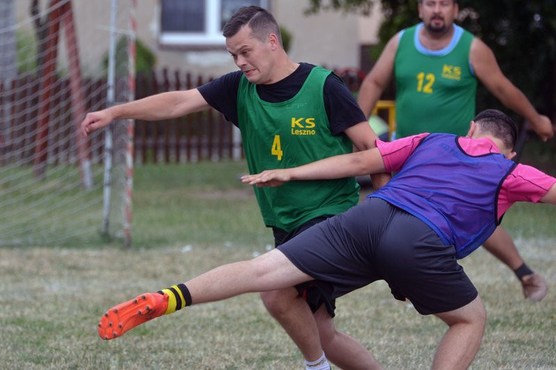 Kawalerowie pokonali żonatych (zdjęcia)