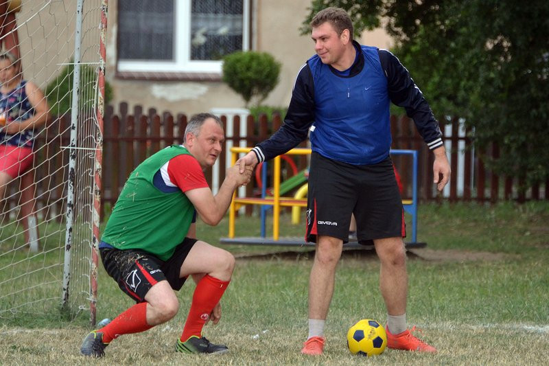 Kawalerowie pokonali żonatych (zdjęcia)