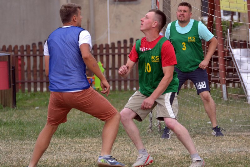 Kawalerowie pokonali żonatych (zdjęcia)