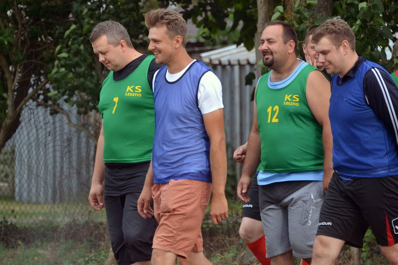 Kawalerowie pokonali żonatych (zdjęcia)