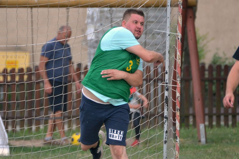 Kawalerowie pokonali żonatych (zdjęcia)