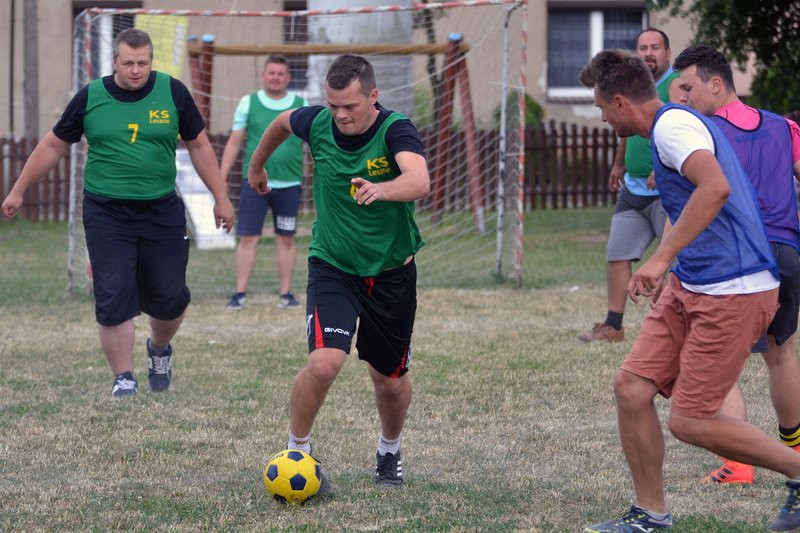 Kawalerowie pokonali żonatych (zdjęcia)