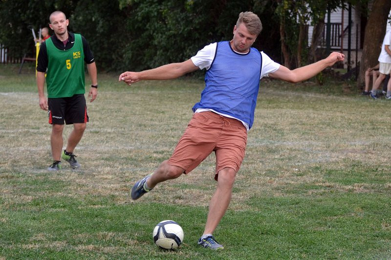 Kawalerowie pokonali żonatych (zdjęcia)