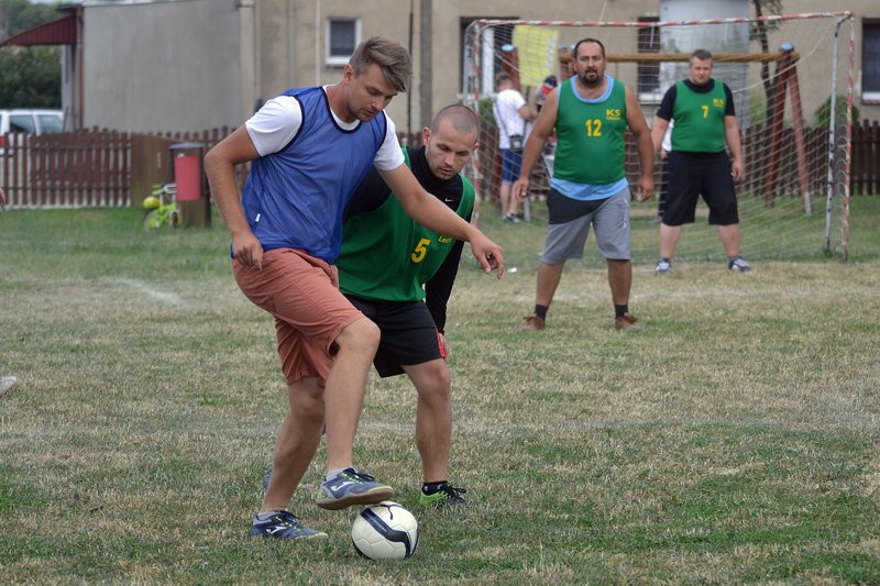 Kawalerowie pokonali żonatych (zdjęcia)