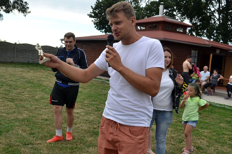 Kawalerowie pokonali żonatych (zdjęcia)