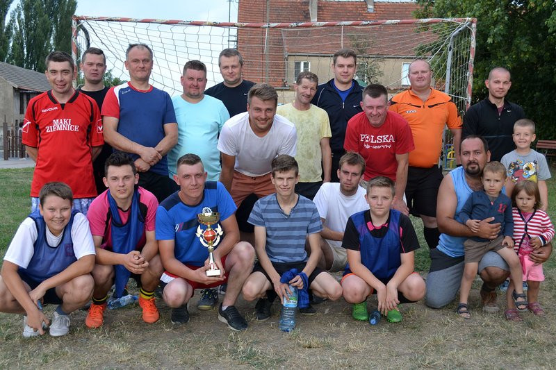 Kawalerowie pokonali żonatych (zdjęcia)