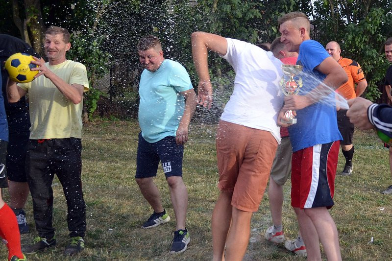 Kawalerowie pokonali żonatych (zdjęcia)