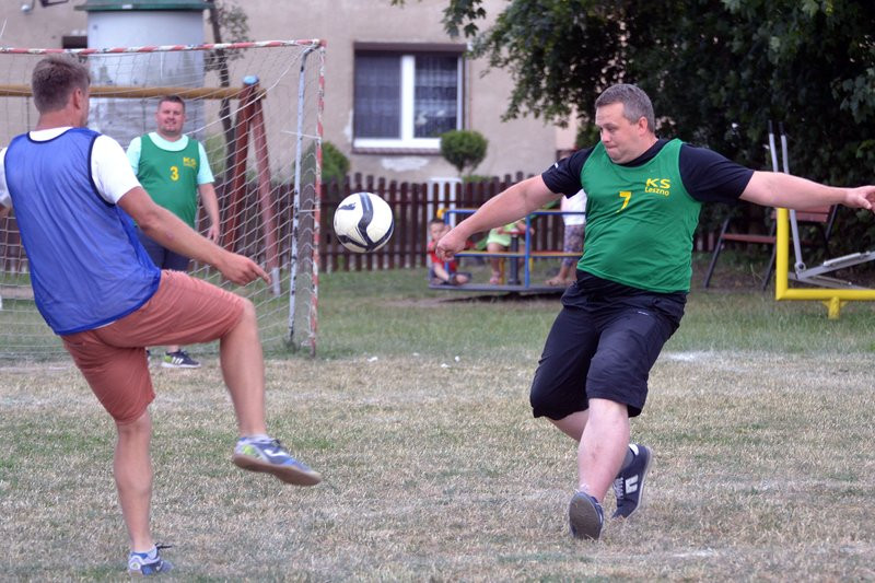 Kawalerowie pokonali żonatych (zdjęcia)