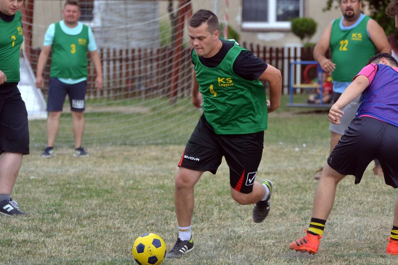 Kawalerowie pokonali żonatych (zdjęcia)