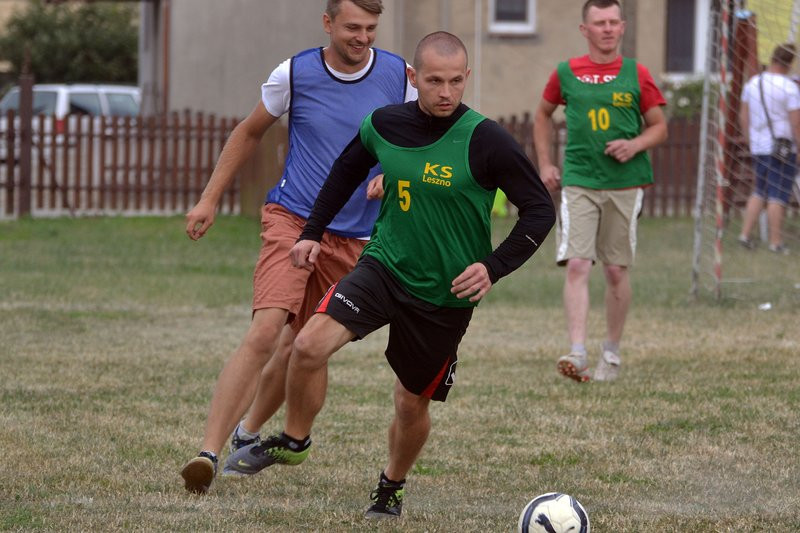 Kawalerowie pokonali żonatych (zdjęcia)