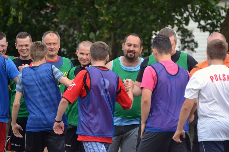 Kawalerowie pokonali żonatych (zdjęcia)