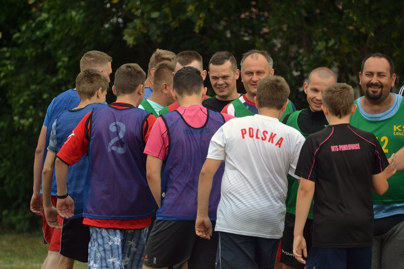 Kawalerowie pokonali żonatych (zdjęcia)