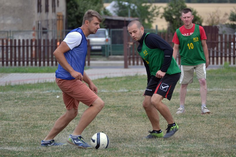 Kawalerowie pokonali żonatych (zdjęcia)