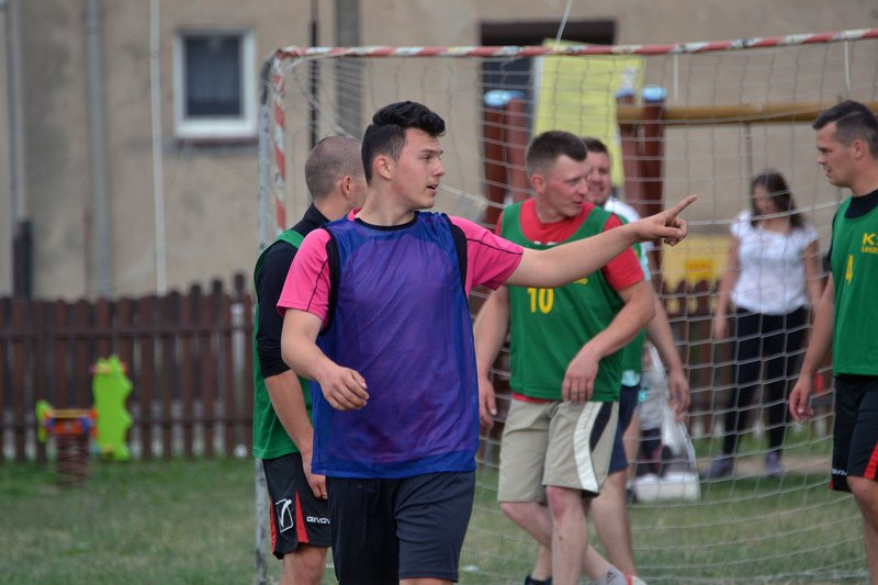 Kawalerowie pokonali żonatych (zdjęcia)