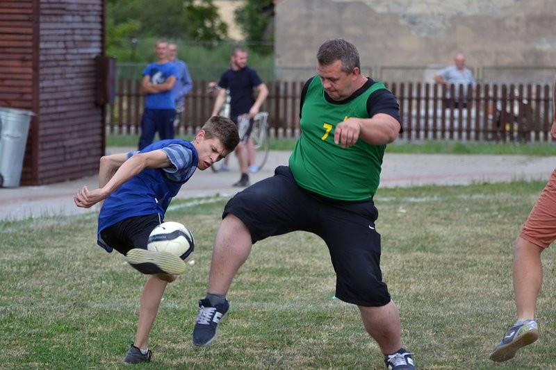 Kawalerowie pokonali żonatych (zdjęcia)