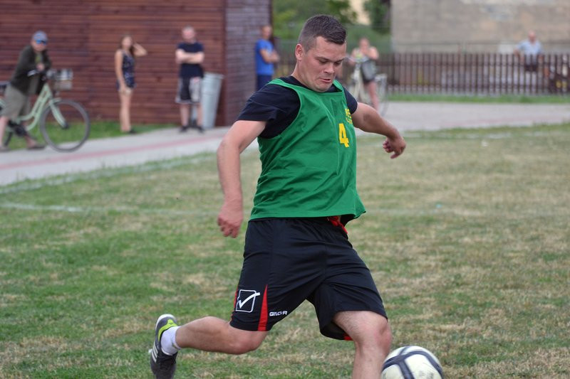 Kawalerowie pokonali żonatych (zdjęcia)