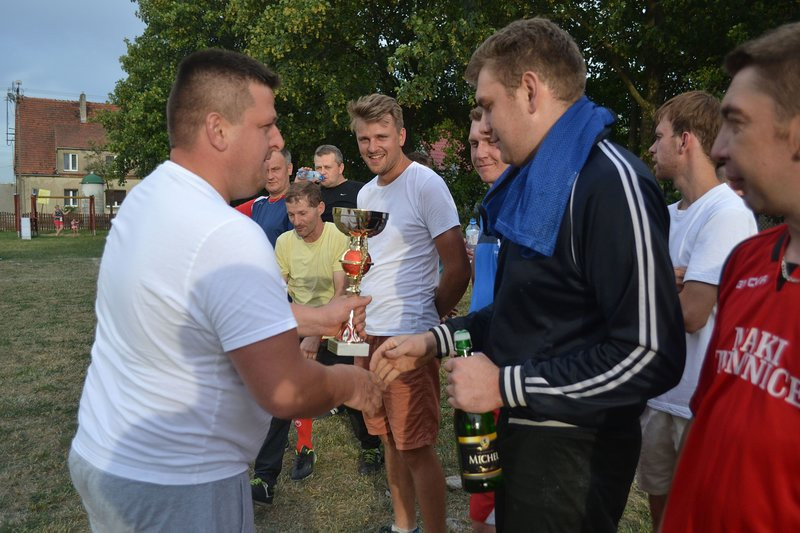 Kawalerowie pokonali żonatych (zdjęcia)