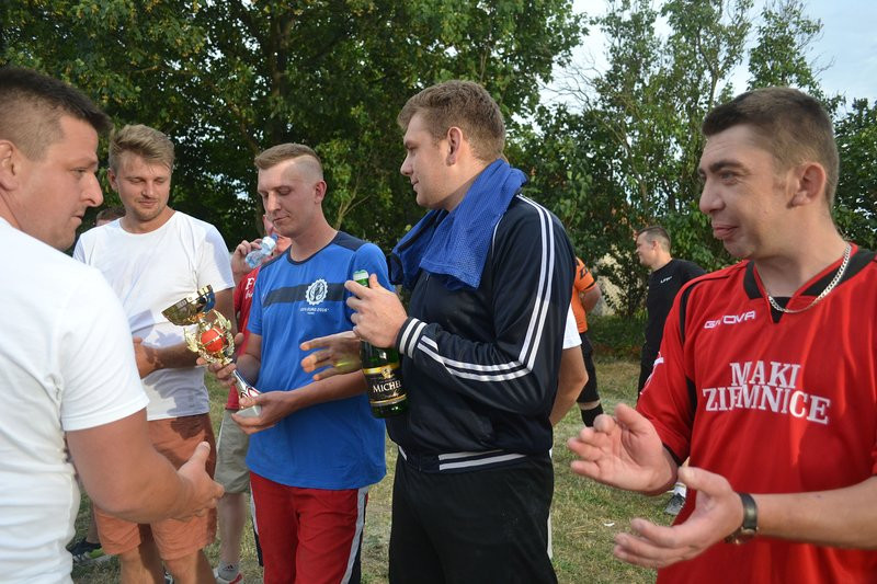 Kawalerowie pokonali żonatych (zdjęcia)