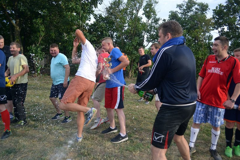 Kawalerowie pokonali żonatych (zdjęcia)