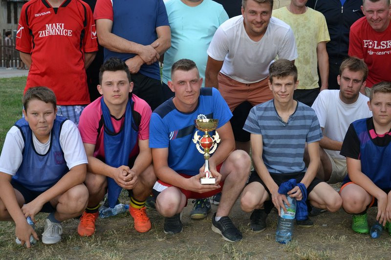 Kawalerowie pokonali żonatych (zdjęcia)