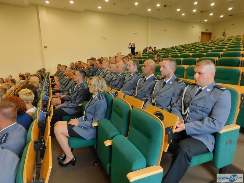 Odznaczenia i awanse dla policjantów oraz ich nowy kapelan (zdjęcia)