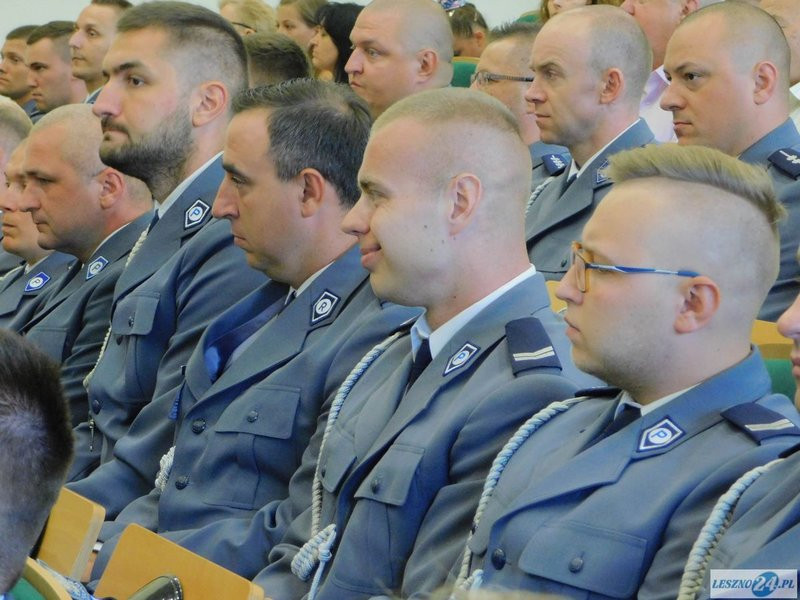 Odznaczenia i awanse dla policjantów oraz ich nowy kapelan (zdjęcia)